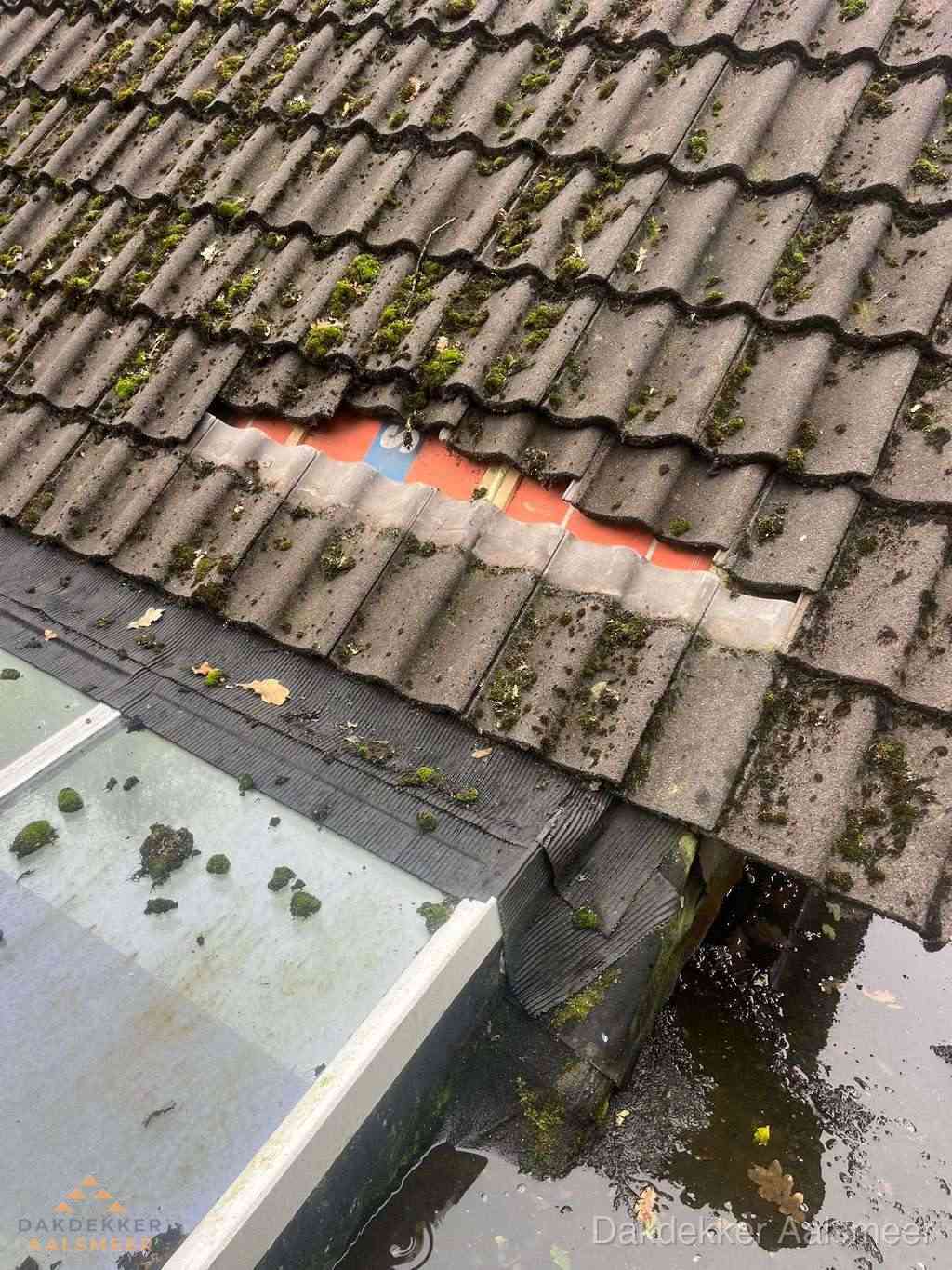 Beschadigd pannendak met ontbrekende dakpannen voor reparatie in Aalsmeer