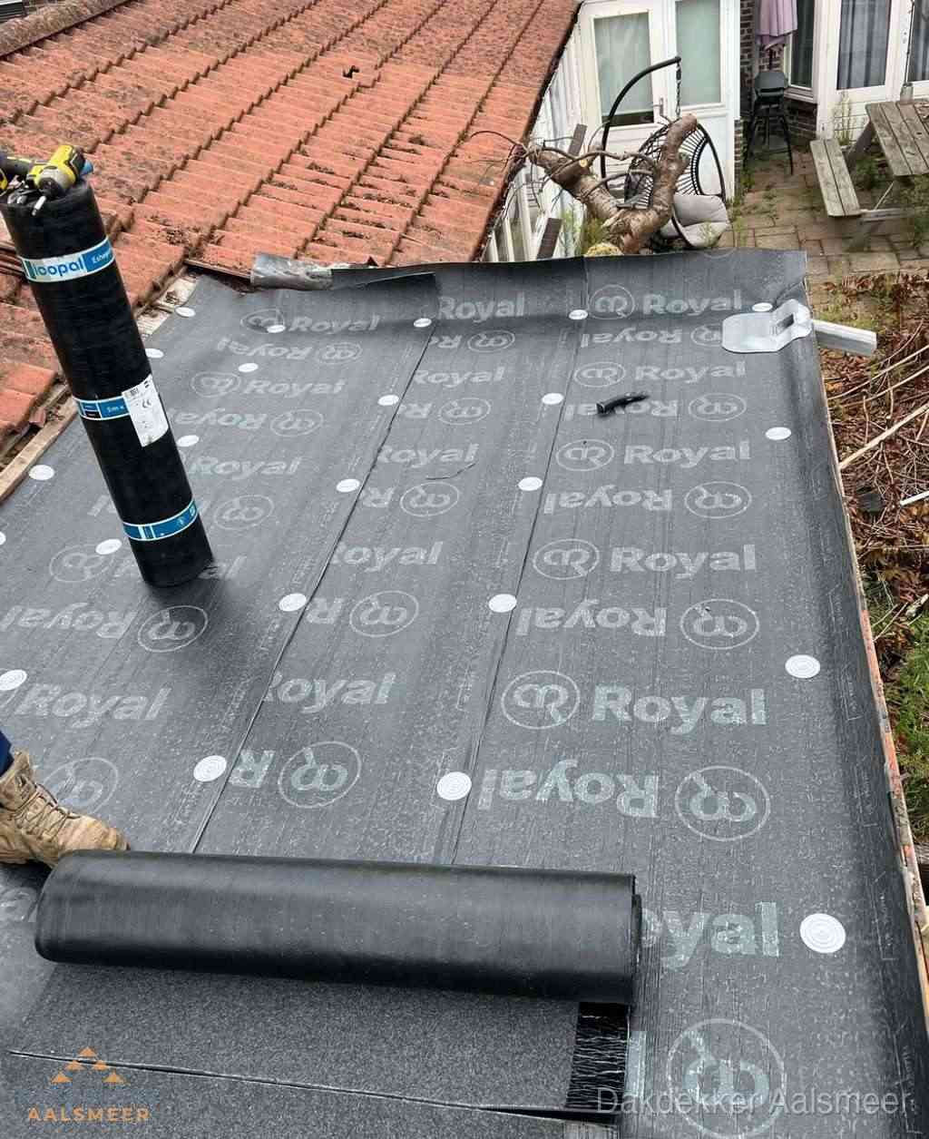 Plat dak met nieuwe bitumen dakbedekking en brandgereedschap in Aalsmeer