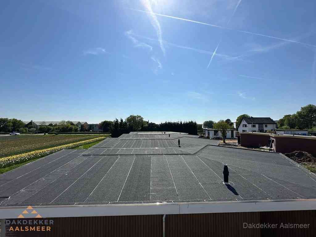 Groot plat dak met bitumen dakbedekking op bedrijfspand in Aalsmeer