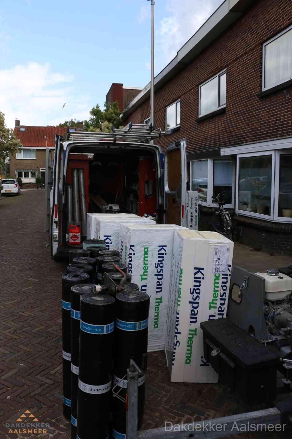 Plat dak met bitumen dakbedekking en brander in Aalsmeer