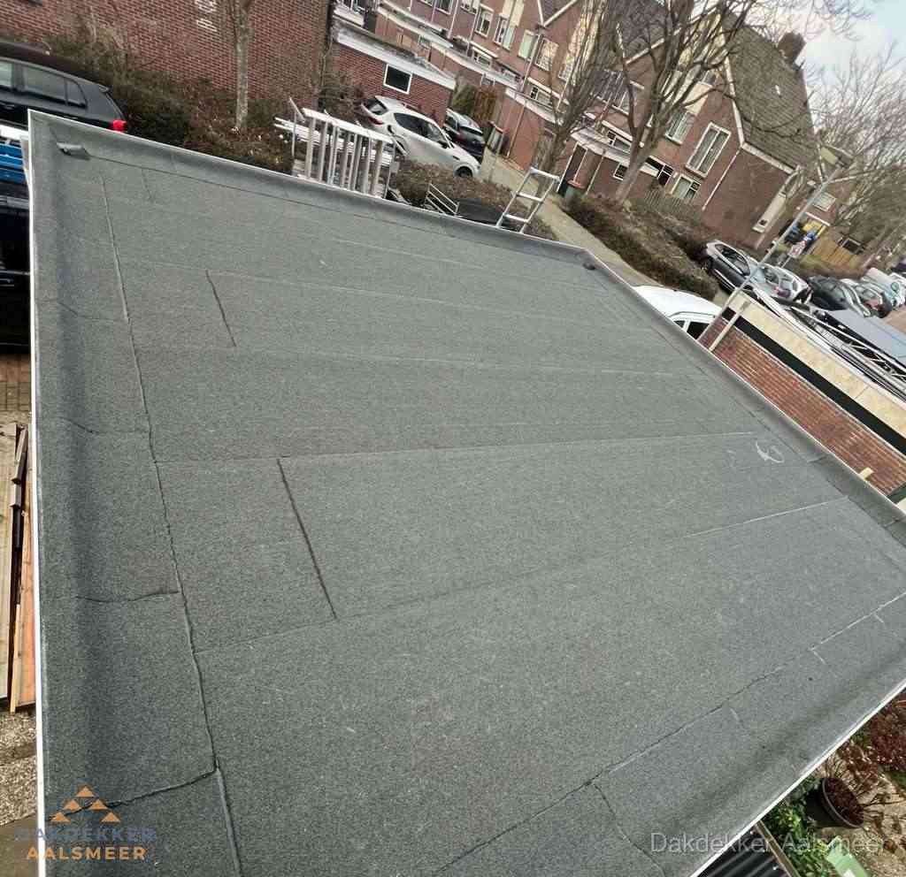 Nieuwe bitumen dakbedekking op plat dak van garage in Aalsmeer