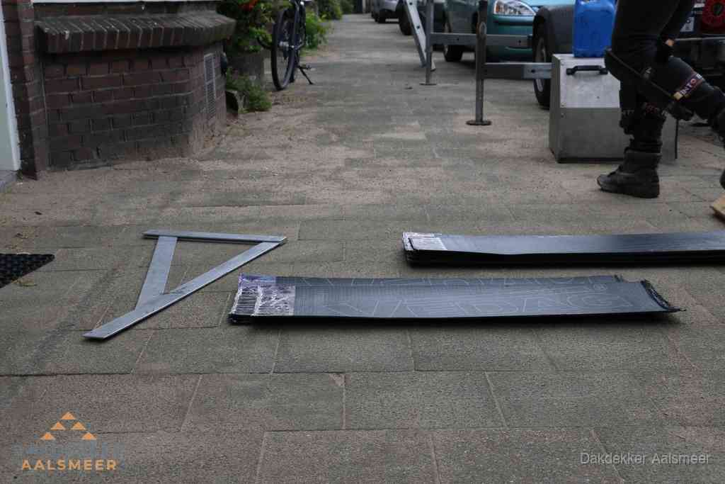 Dakbedekkingsmateriaal en zinkwerk klaargelegd voor reparatie in Aalsmeer