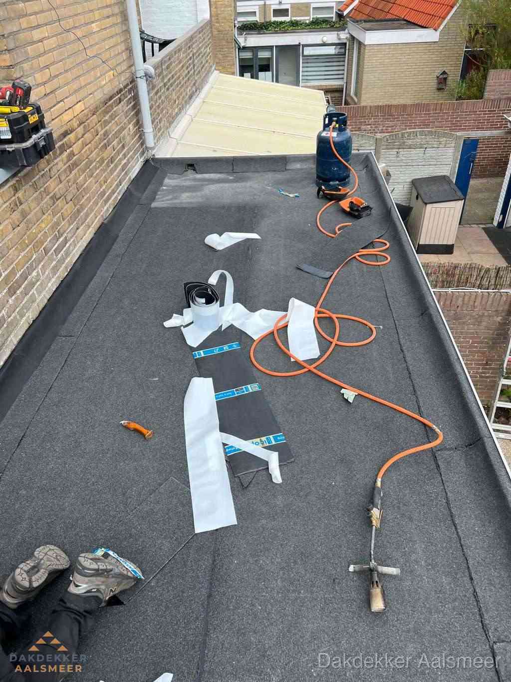Dakdekker brengt EPDM dakbedekking aan op plat dak in Aalsmeer