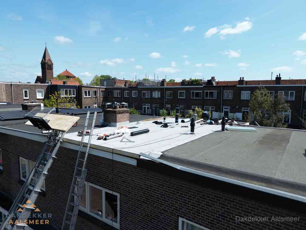 Dakdekkers aan het werk op plat dak in Aalsmeer