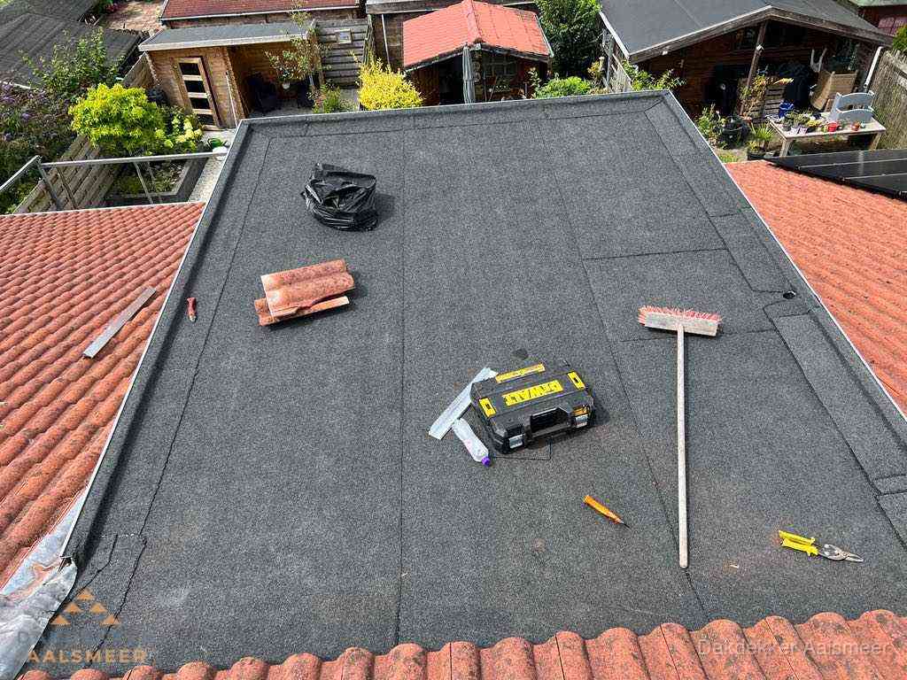 Nieuw plat dak met bitumen dakbedekking in Aalsmeer