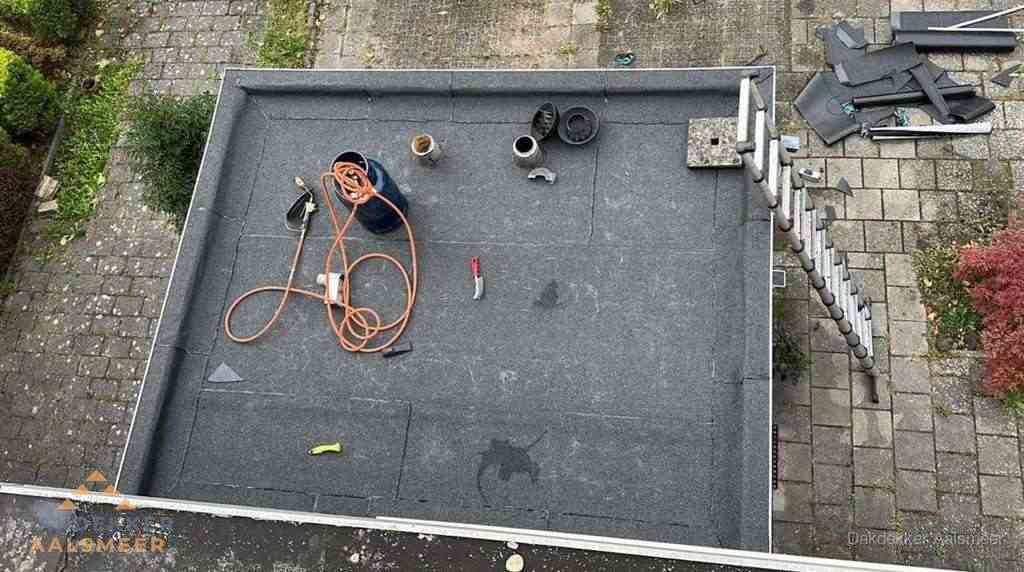 Plat dak met nieuwe bitumen bedekking in Aalsmeer
