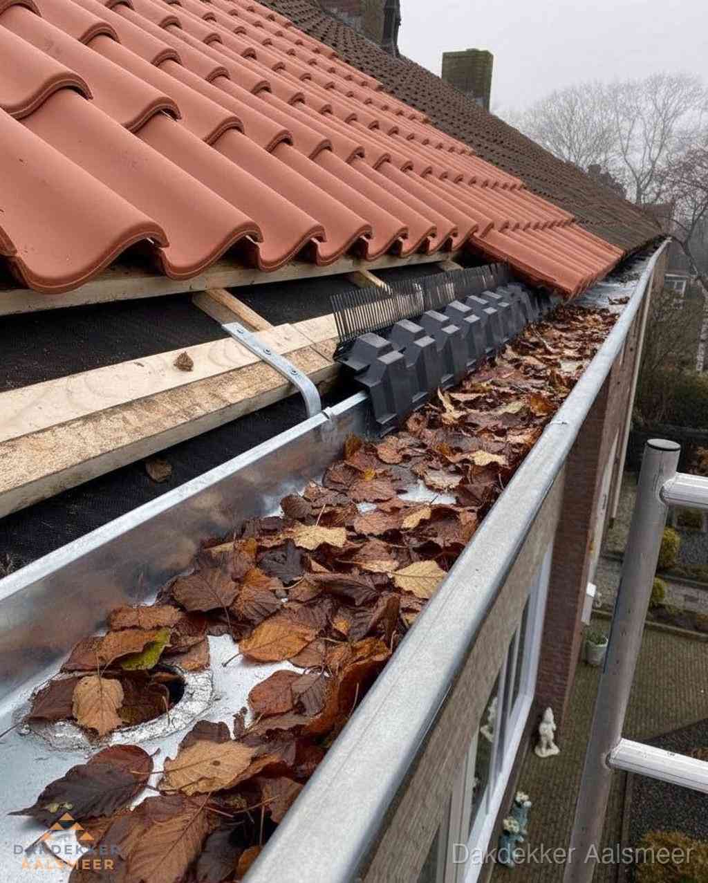 Plat dak bedrijfspand met bitumen dakbedekking en lichtkoepels in Aalsmeer