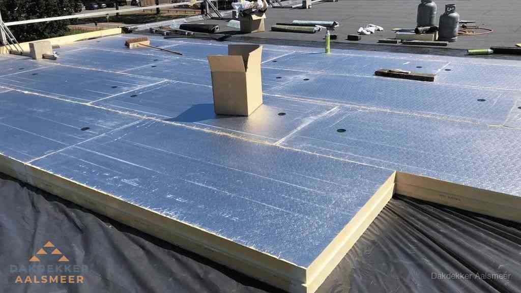 PIR isolatieplaten worden gelegd op plat dak voor dakisolatie in Aalsmeer