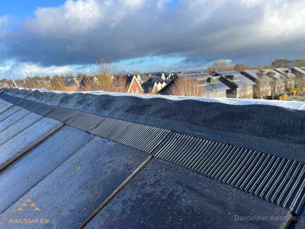 Dakisolatie bij de nok met ventilatieprofiel op schuin dak in Aalsmeer
