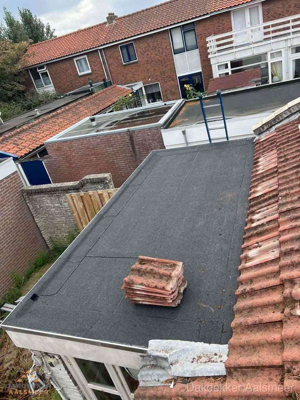 Aanbouw plat dak met reservepannen voor dakpannen vervangen in Aalsmeer