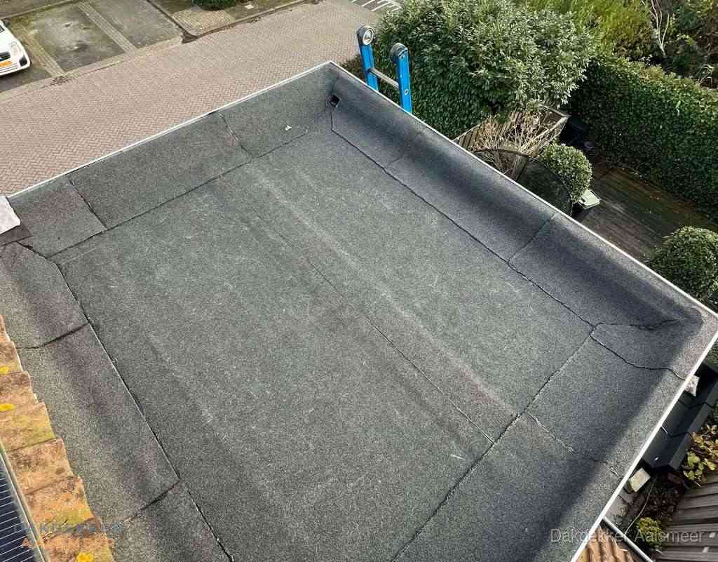Gerenoveerd plat dak met nieuwe bitumen dakbedekking in Aalsmeer