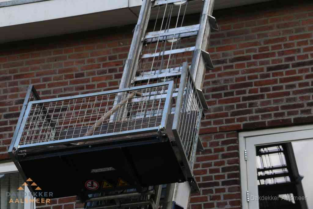Ladderlift met dakpannen voor dakpan reparatie in Aalsmeer