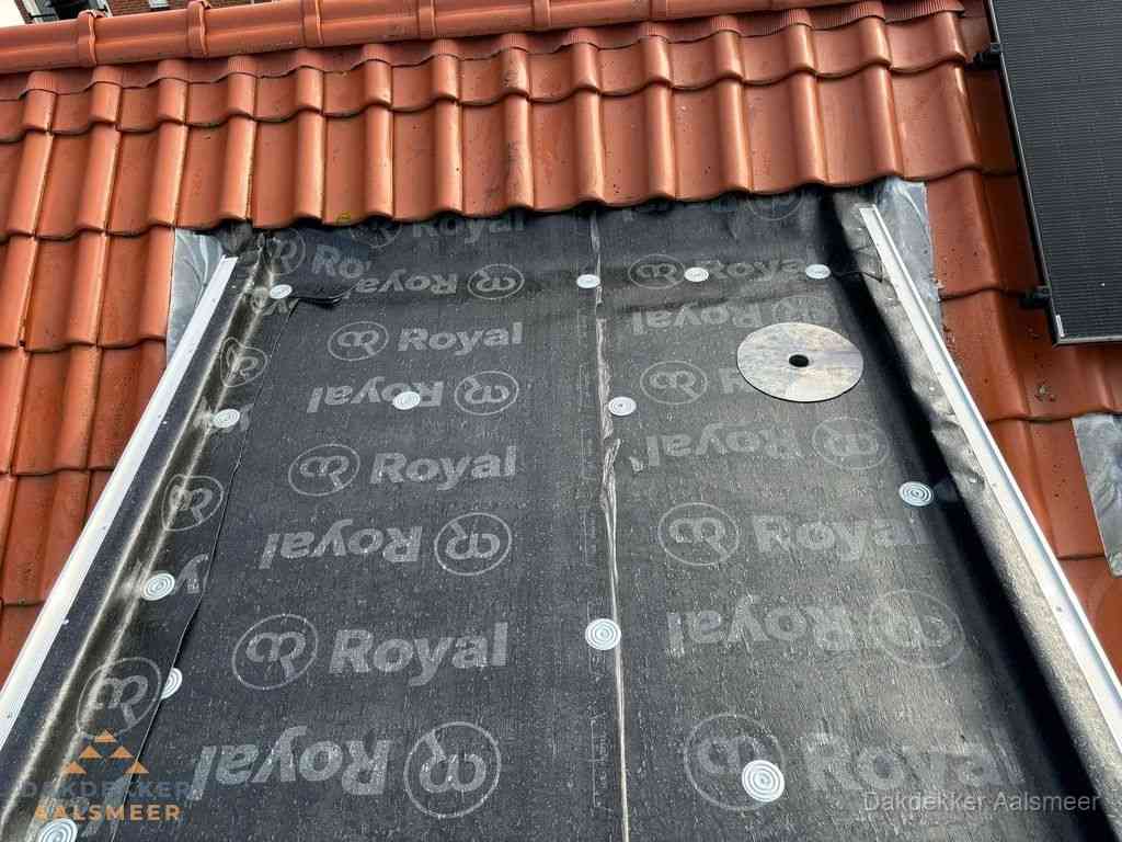 Nieuw dak met dakpannen en Royal onderlaag bij woning in Aalsmeer