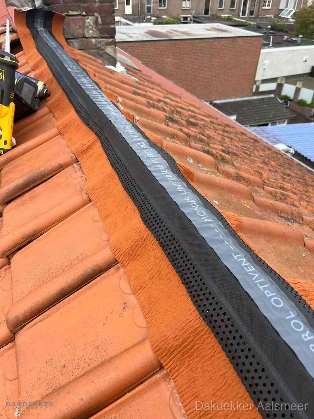 Plat dak aanbouw met bitumen naast schuin pannendak in Aalsmeer