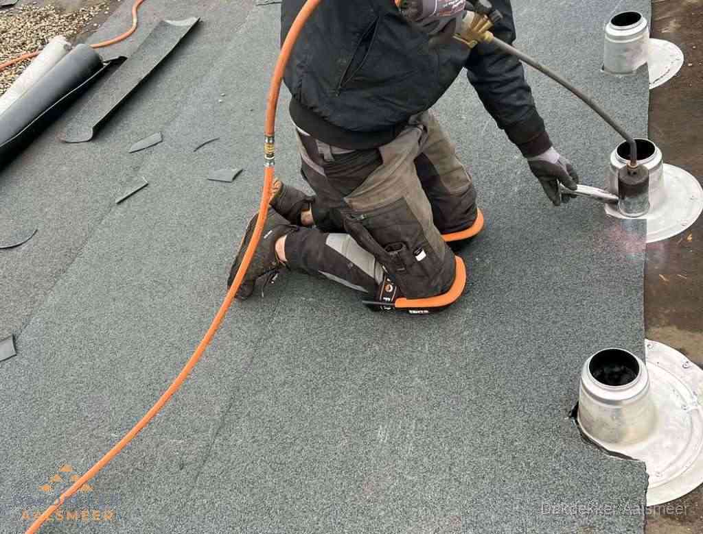 Gereedschap op nieuw plat dak na renovatie in Aalsmeer