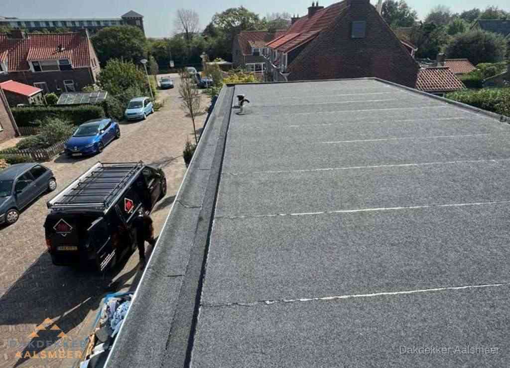 Nieuw bitumen plat dak met uitzicht over landschap in Aalsmeer