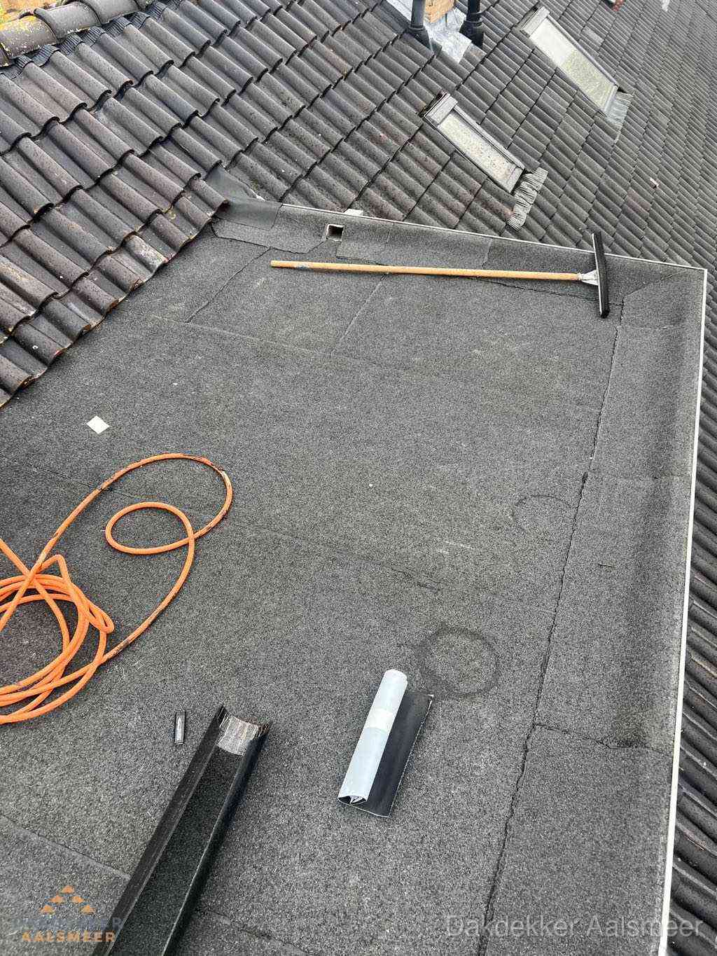 Overzicht plat dak met dakgoot in woonwijk Aalsmeer