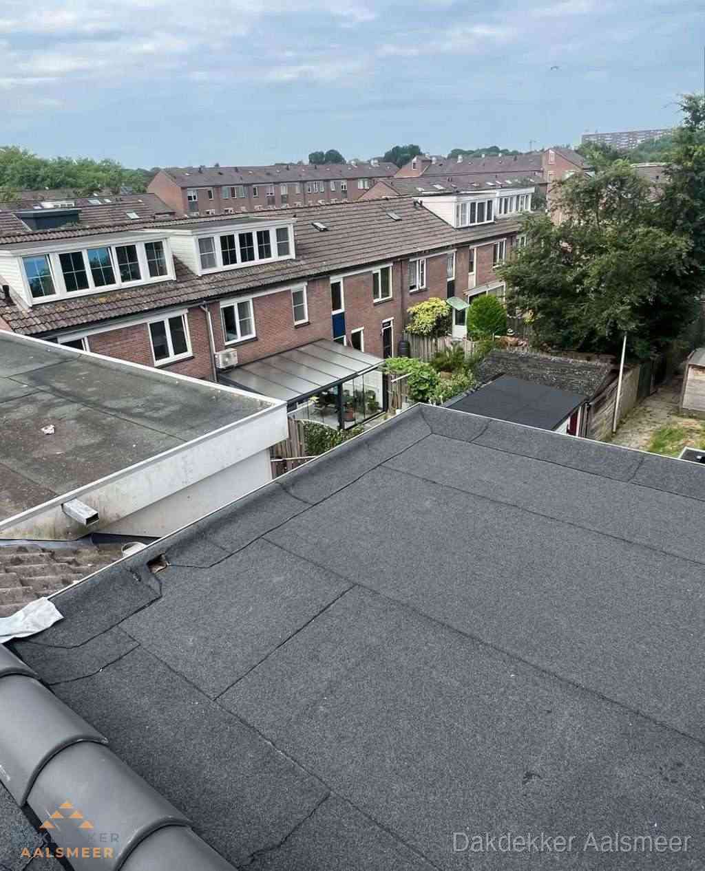 Vernieuwd plat dak met bitumen in woonwijk in Aalsmeer